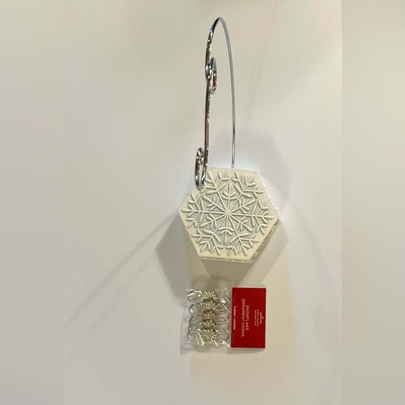 Hallmark snowflake swirly ornament display with matching hooks…❄️ - Picture 7 of 7